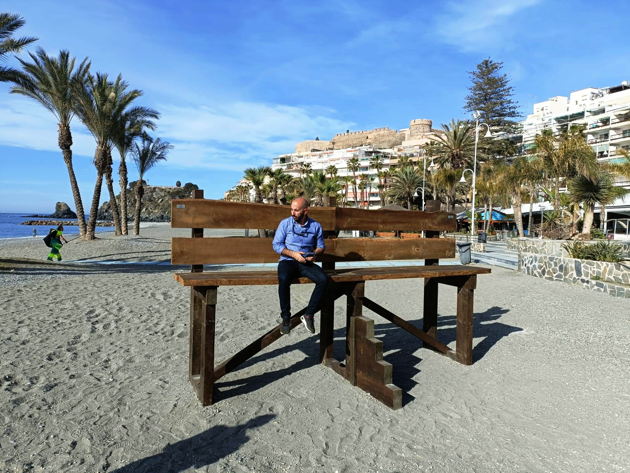 El Ayuntamiento de Almucar instala dos bancos  gigantes en las playas Puerta del Mar y La Herradura